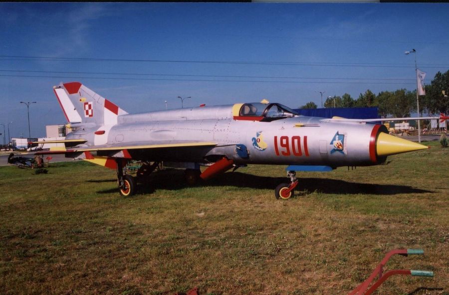 MiG-21M 1901_1 (wrzesień).jpg