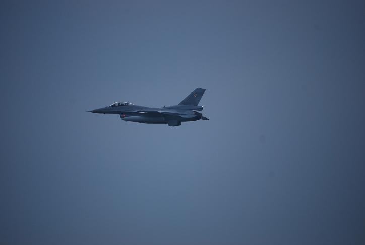 f-16 2.JPG